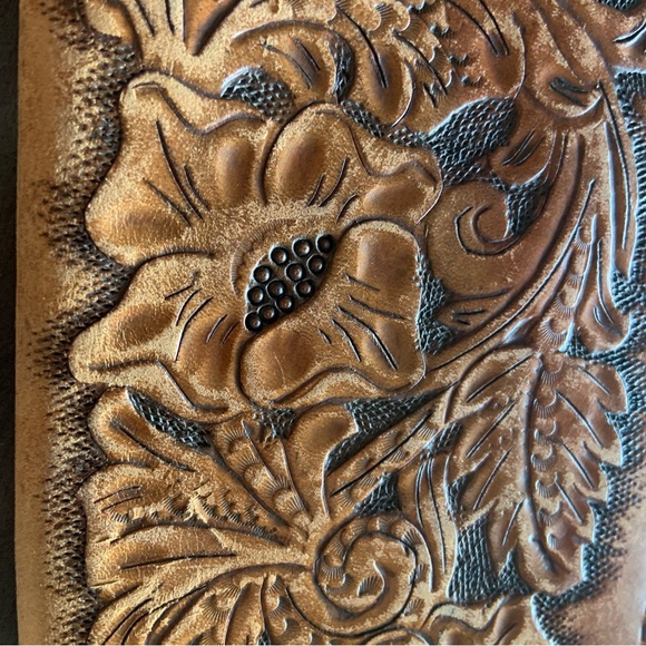 Vintage hand tooled leather notebook cover/passport holder - Picture 3 of 13